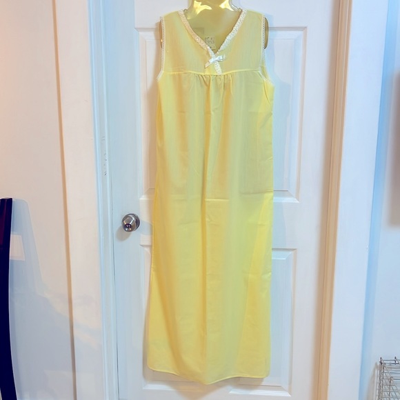 BNWOT Gorgeous house dress or night gown butter yellow with lace trim and bow - Picture 3 of 4